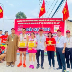 Duy Anh Foods Accompanies the Olympic Run of Ben Co Hamlet, Phu Hoa Dong Commune