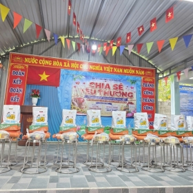 DUY ANH FOODS GIVE  GIFTS TO RESIDENTS OF HAMLET 1, PHU HOA DONG WARD 